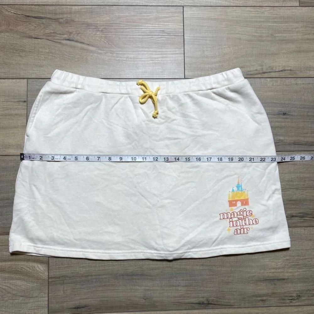 Disney Womens Magic in the Air Castle Graphic Skort Size XL Cream‎